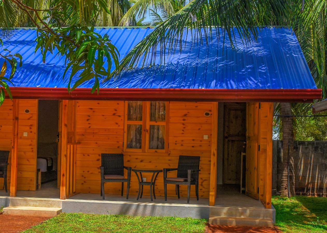 Trinco Relax Hut Hotel Trincomalee Bagian luar foto