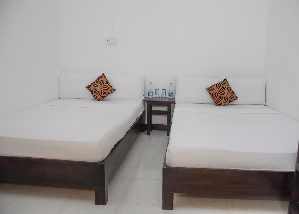 Trinco Relax Hut Hotel Trincomalee Bagian luar foto